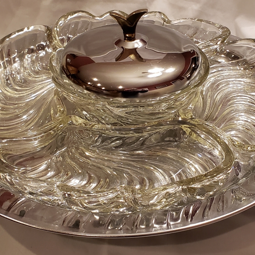 Sectioned serving tray